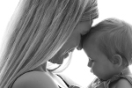 Mutter und Tochter Stirn am Stirn